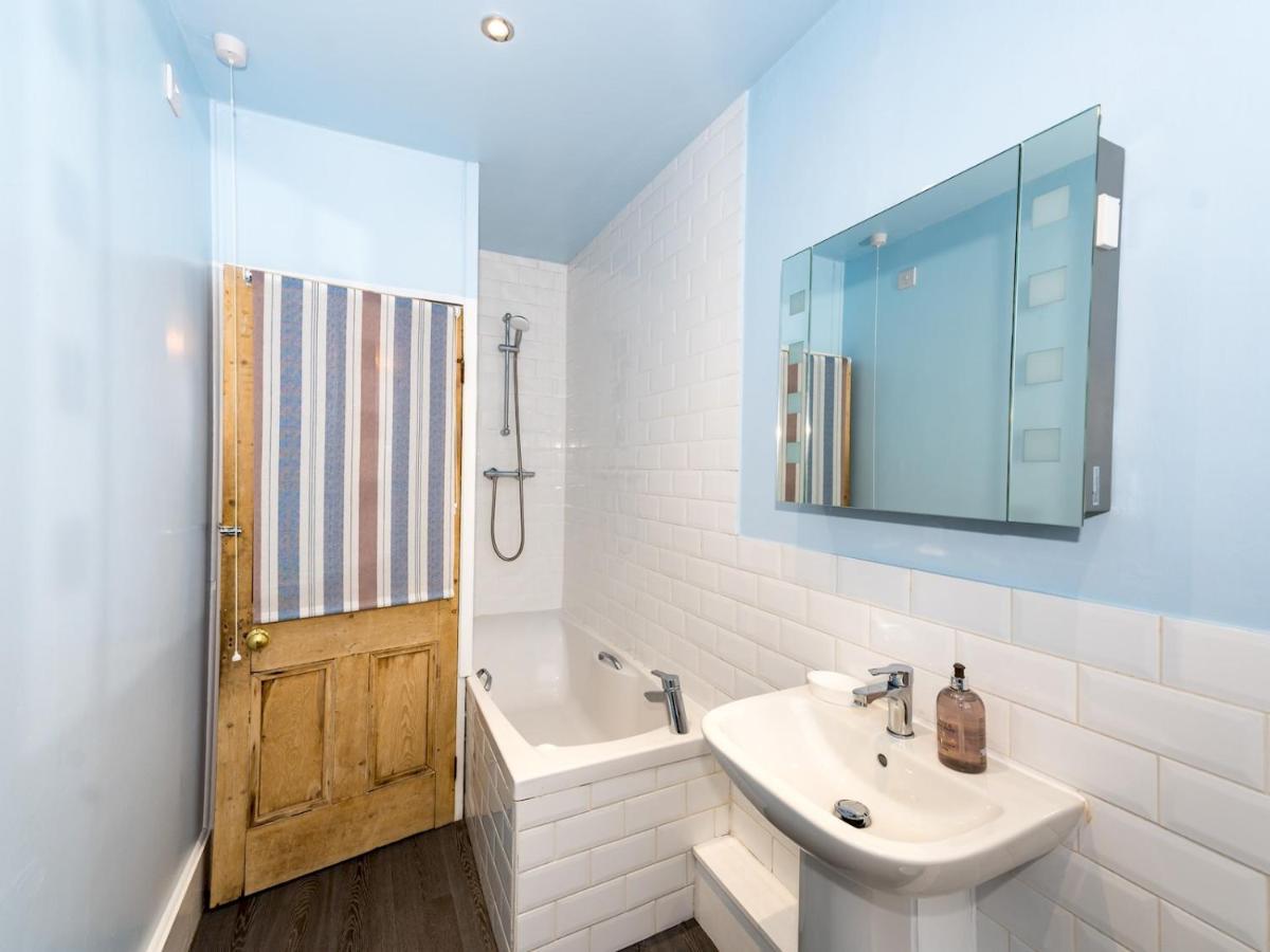 Pass The Keys 3 Storey Townhouse Шрусбъри Екстериор снимка