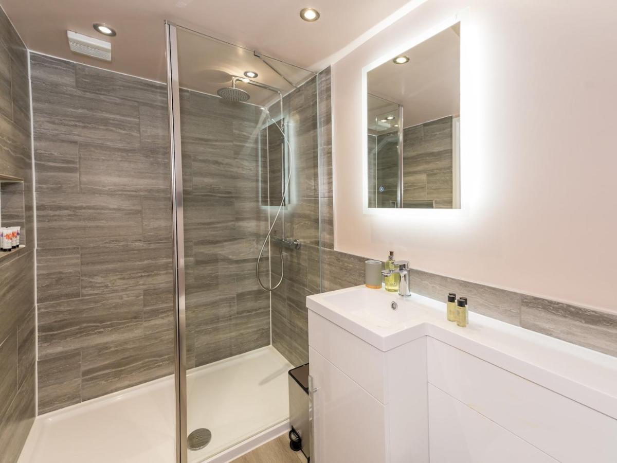Pass The Keys 3 Storey Townhouse Шрусбъри Екстериор снимка