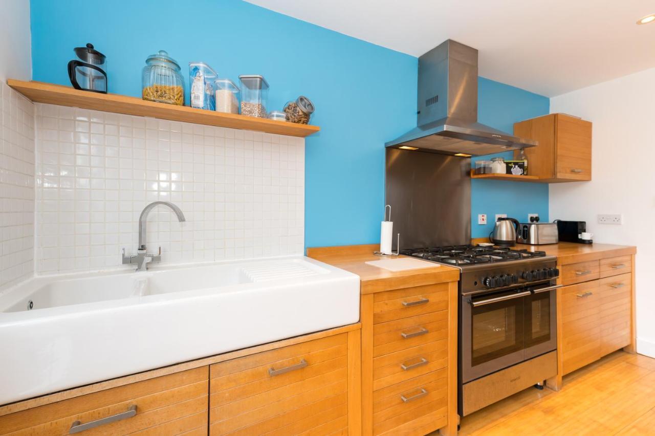 Pass The Keys 3 Storey Townhouse Шрусбъри Екстериор снимка